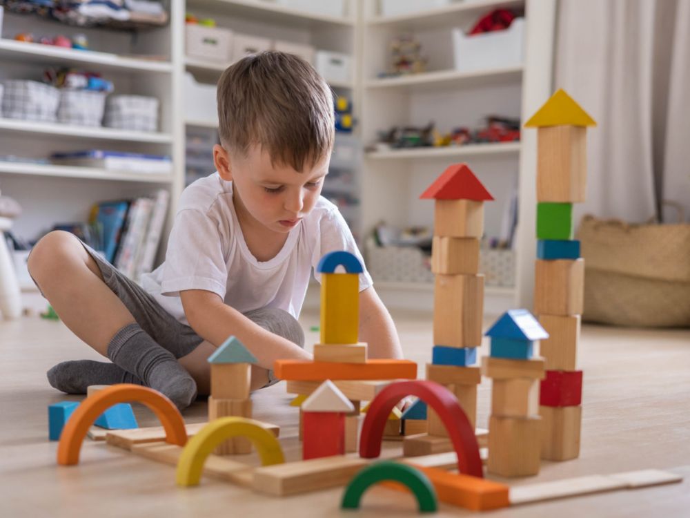 Nên mua hay tự làm đồ chơi Montessori thì tốt hơn?