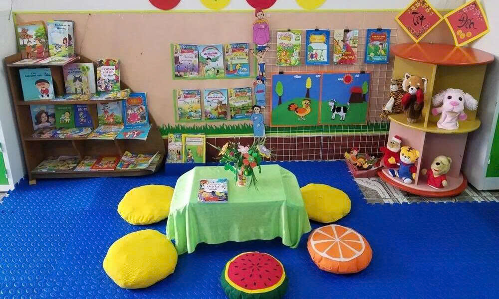 Góc đọc sách với ghế ngồi hình hoa quả
