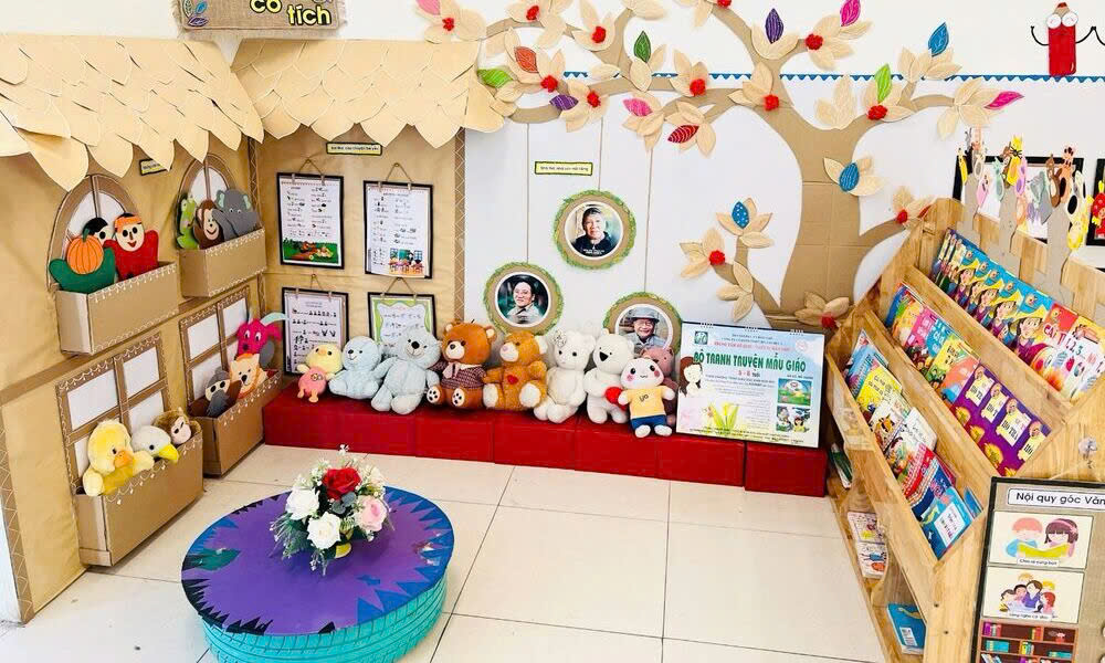 Góc thư viện được trang trí bằng các mô hình tái chế từ bìa carton 