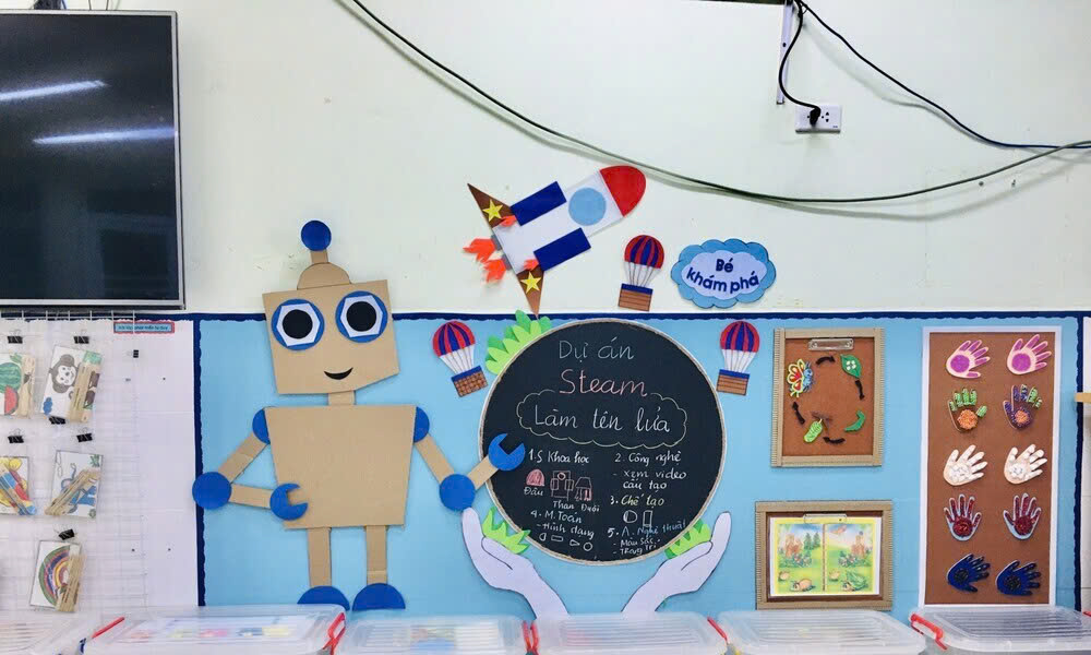 Góc thư viện được trang trí bằng mô hình robot và tàu vũ trụ