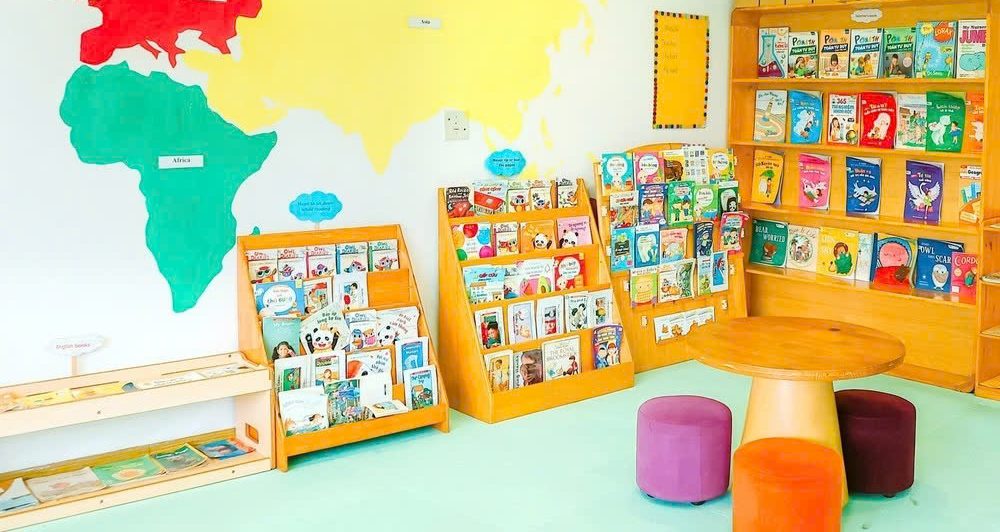 Góc thư viện được trang trí bắt mắt