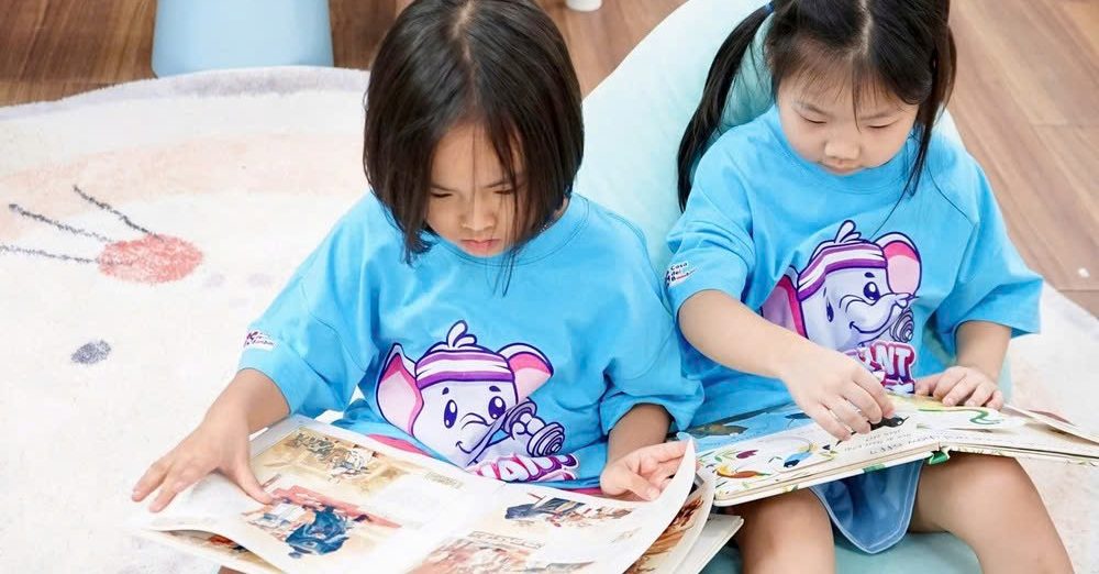 Trẻ đọc sách trên ghế đọc sách hình thù ngộ nghĩnh