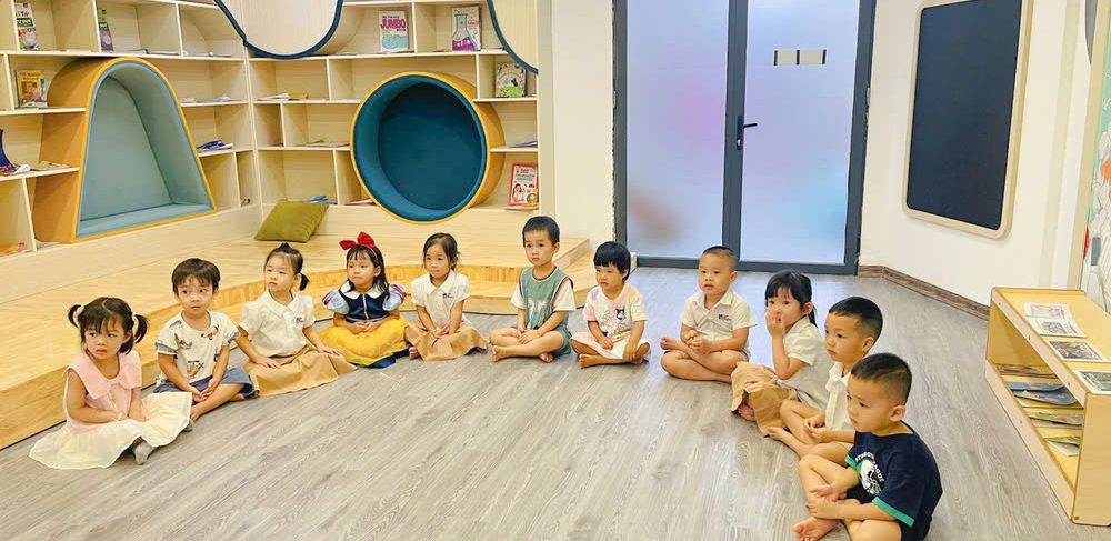 Các bé ở góc thư viện 
