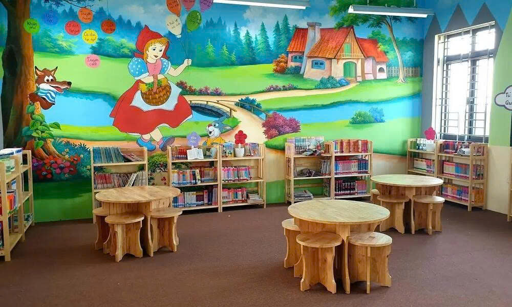 Góc thư viện với tranh vẽ tường câu chuyện cô bé quàng khăn đỏ