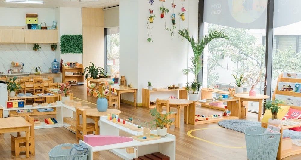 Góc thư viện được trang trí bằng cây cối 