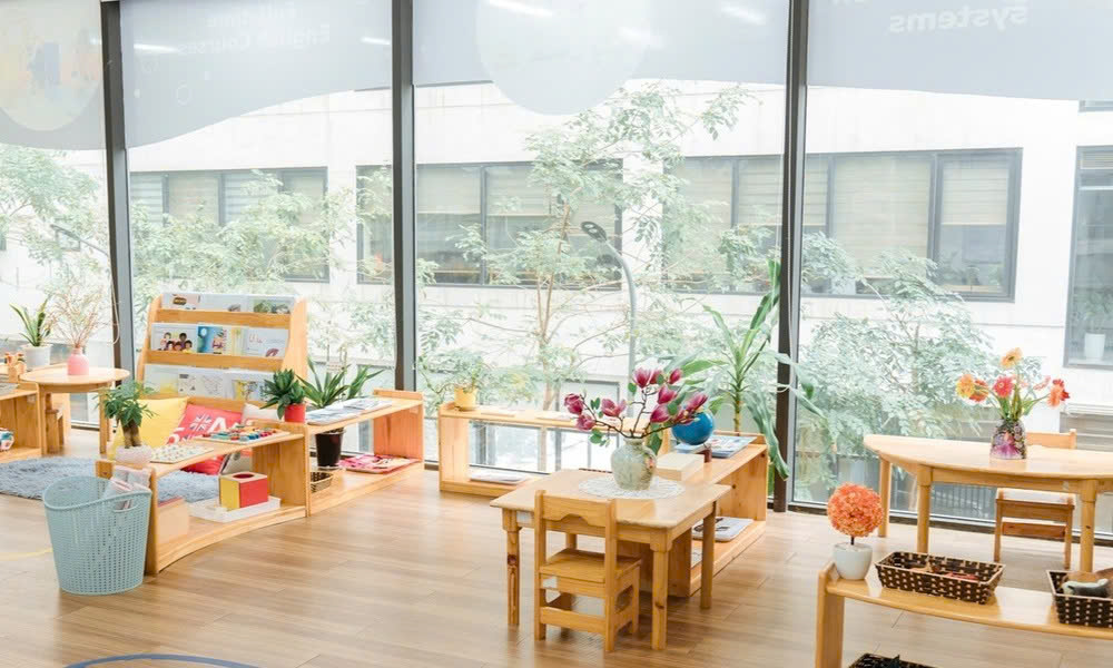 Bàn đọc được trang trí bằng bình hoa