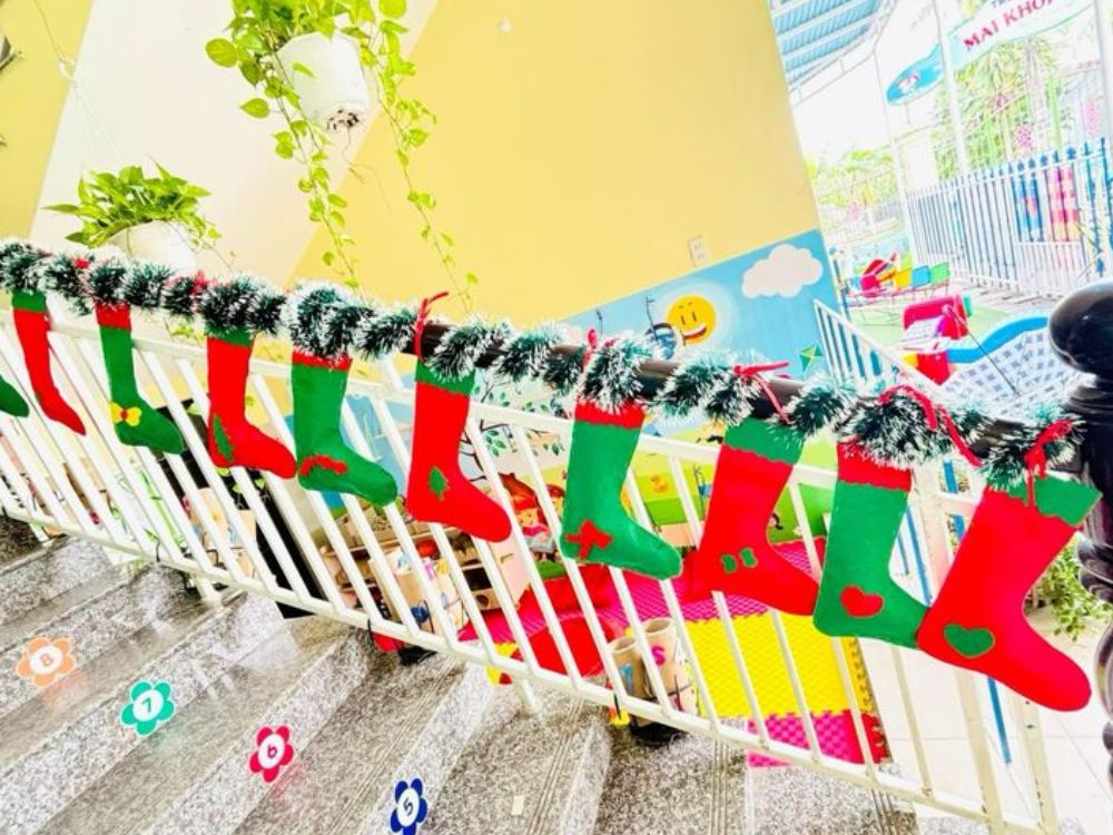 Trang trí cầu thang trường mầm non dịp Tết