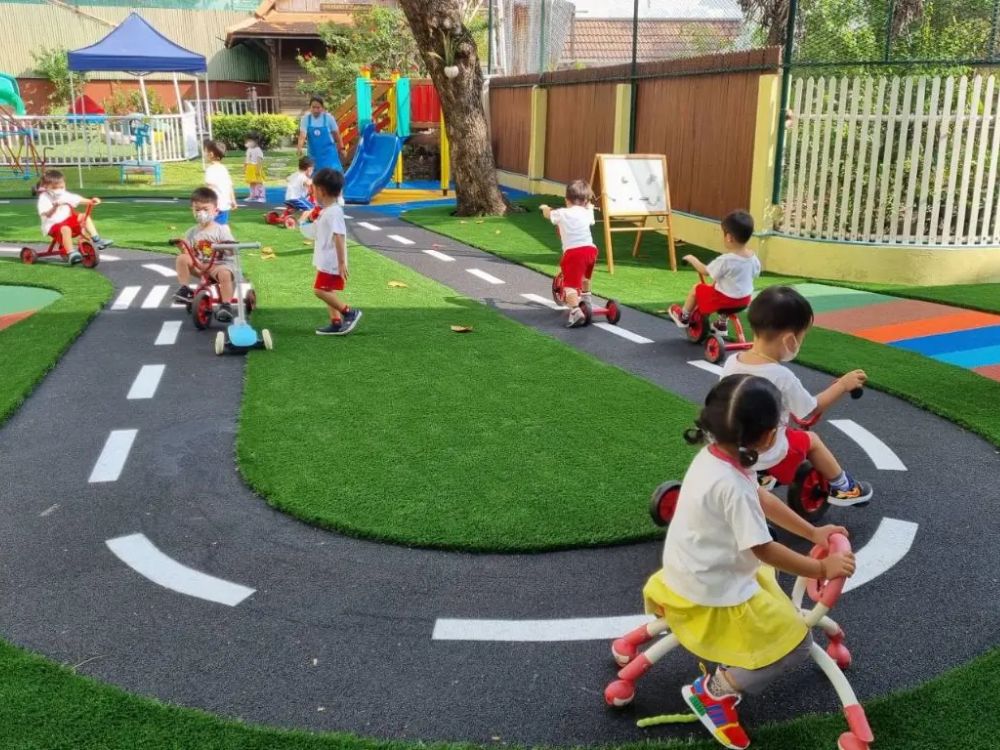 Trẻ được rèn luyện thể chất tại sân trường mầm non