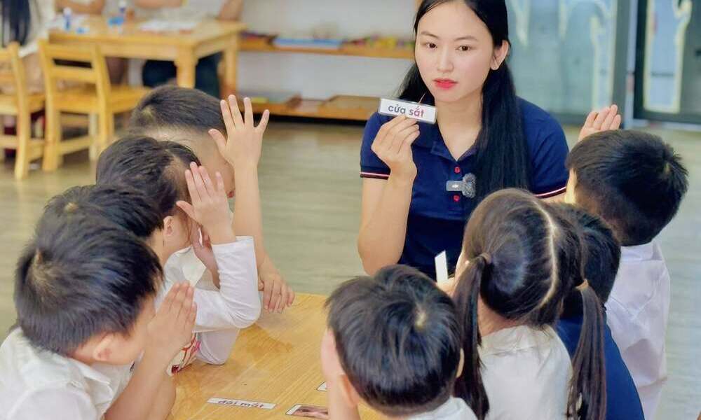 Dạy trẻ học bảng chữ cái qua thẻ từ vựng và hình ảnh