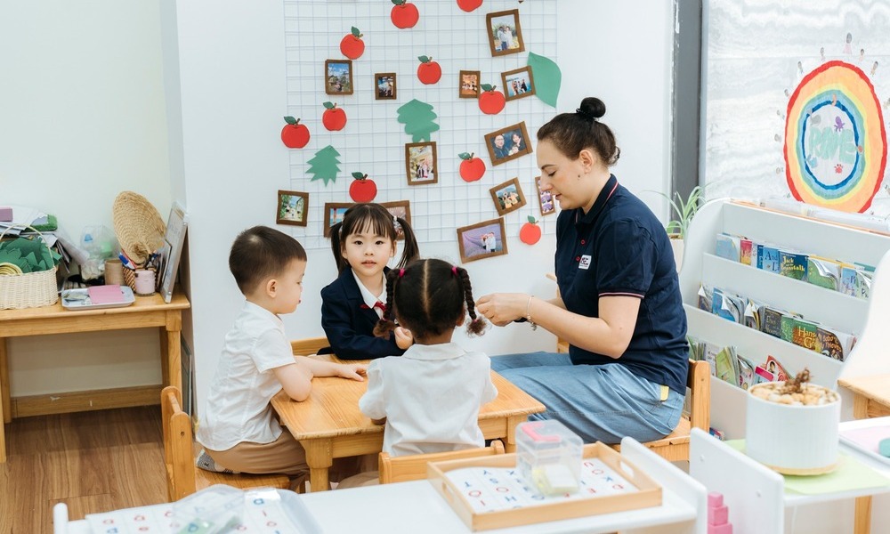 Có nên cho con học trường tư thục không