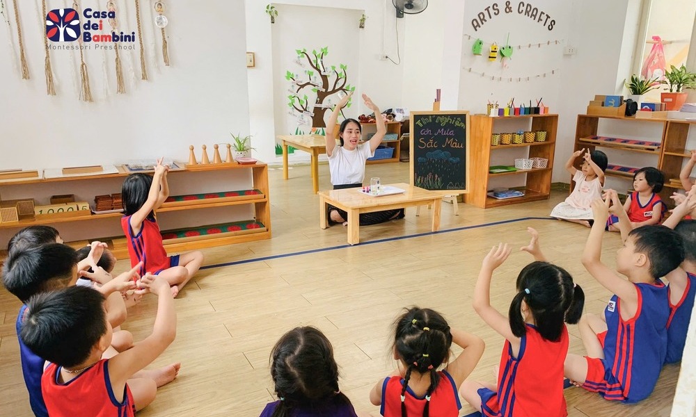 Nên cho con học trường công lập hay trường tư thục thì tốt hơn