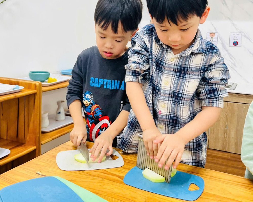 Bé thực hành cắt, chấn củ quả