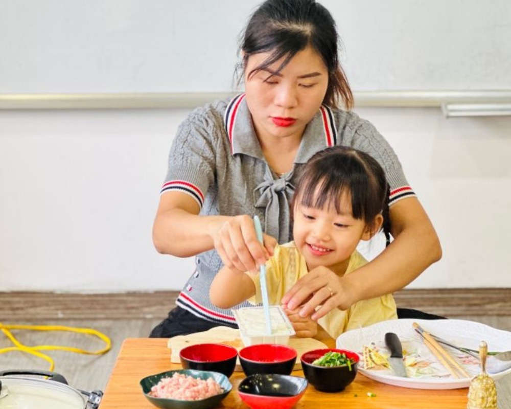 Cô hướng dẫn các bé làm đồ ăn 