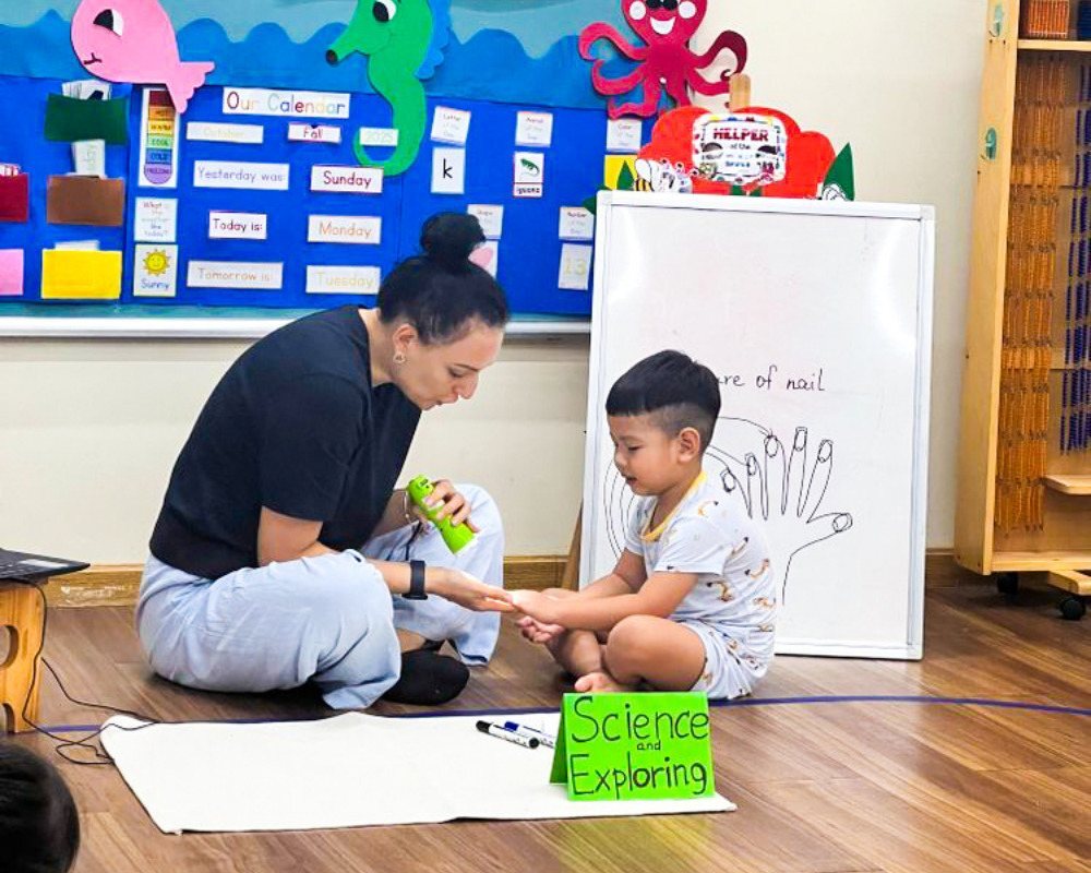Cô và bé khám phá khoa học về bàn tay