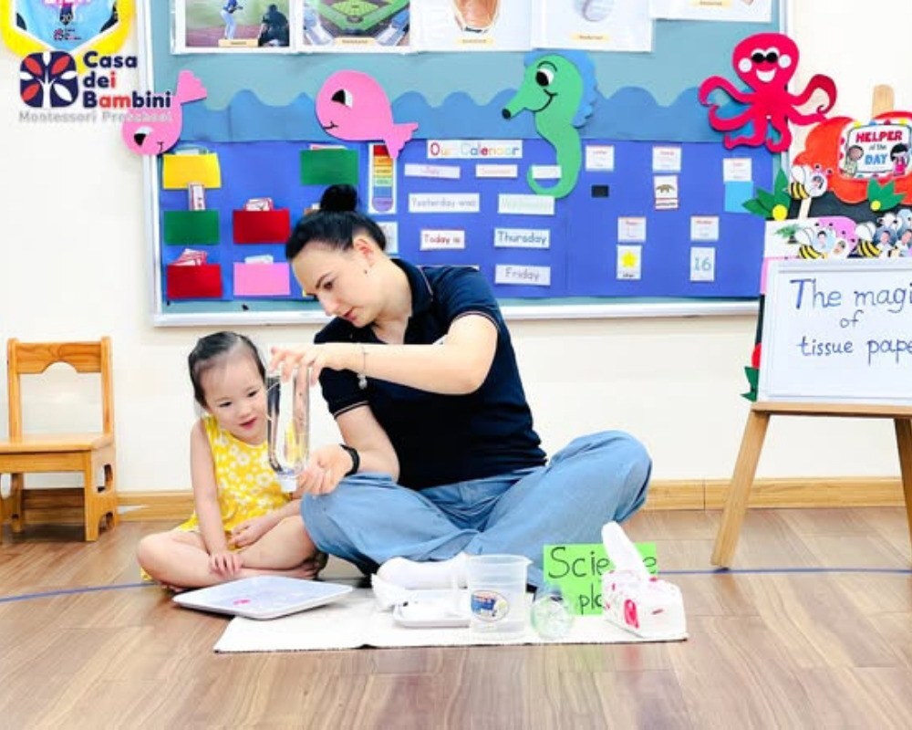 Bé tìm hiểu về hiện trạng úp ngược chai nước nhưng không đổ 