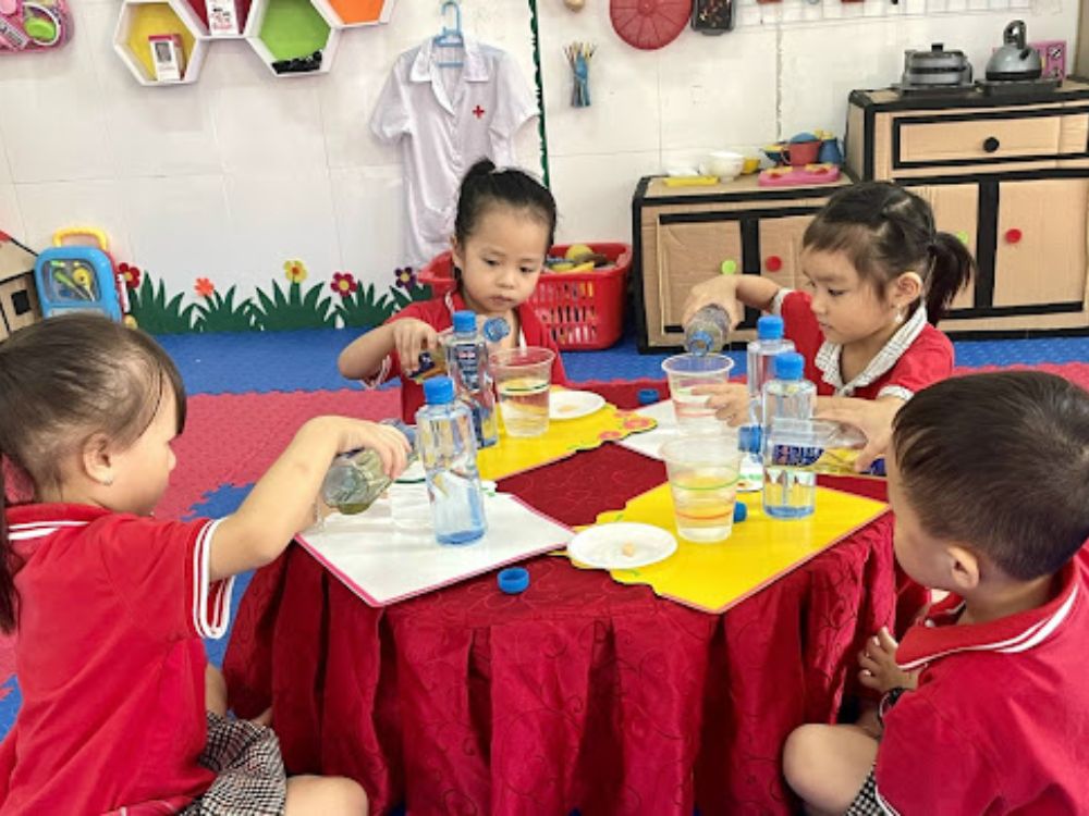Thí nghiệm khoa học cho trẻ mầm non: Dầu và nước
