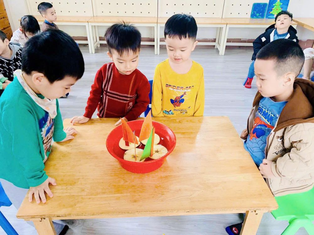 Thí nghiệm với nước cho trẻ mầm non: Dựng thuyền táo