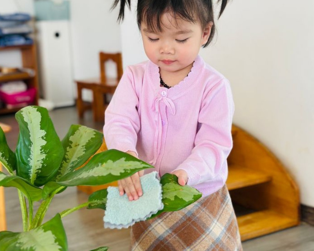 Góc vườn nhỏ trong lớp được tận dụng để hướng dẫn bé cách chăm sóc cây