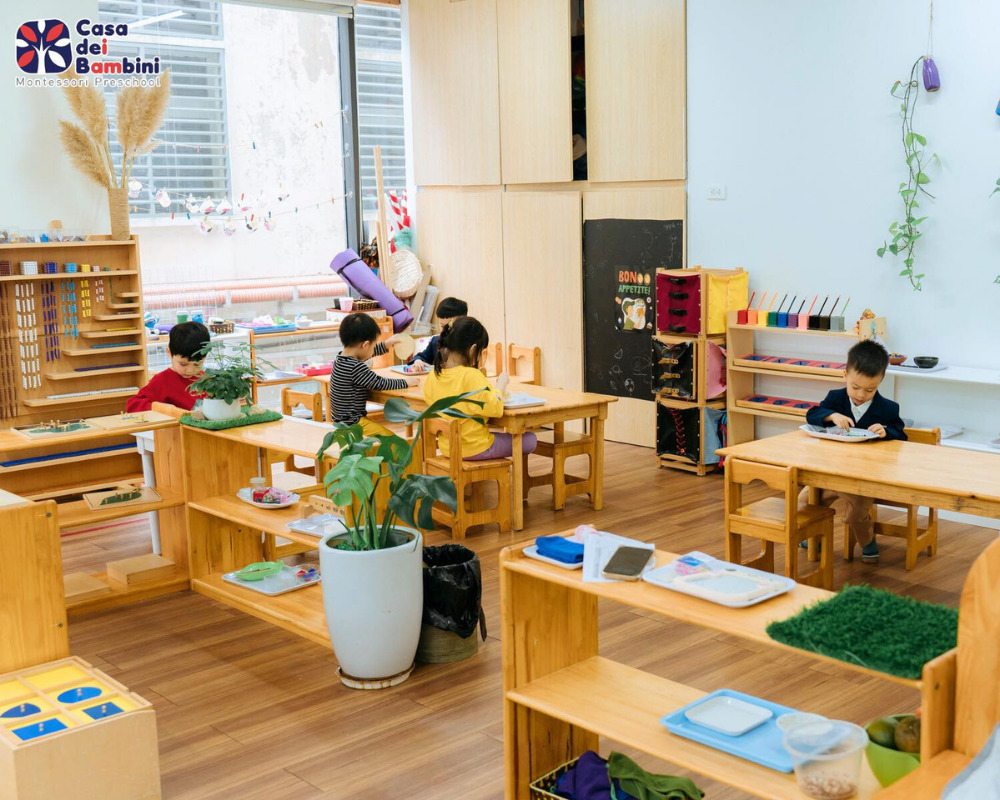 Góc thủ công cho bé được bố trí gọn gàng với bàn ghế, kệ tủ