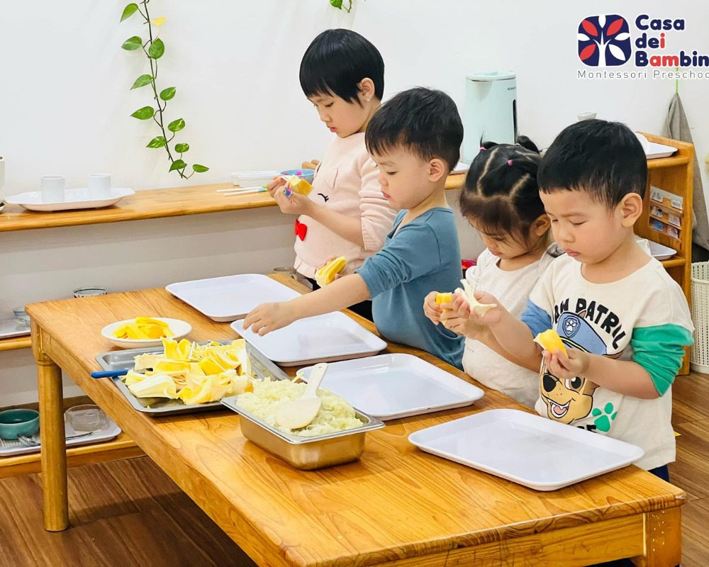 Decor góc nấu ăn cho bé với bàn gỗ thấp để bé tiện thao tác