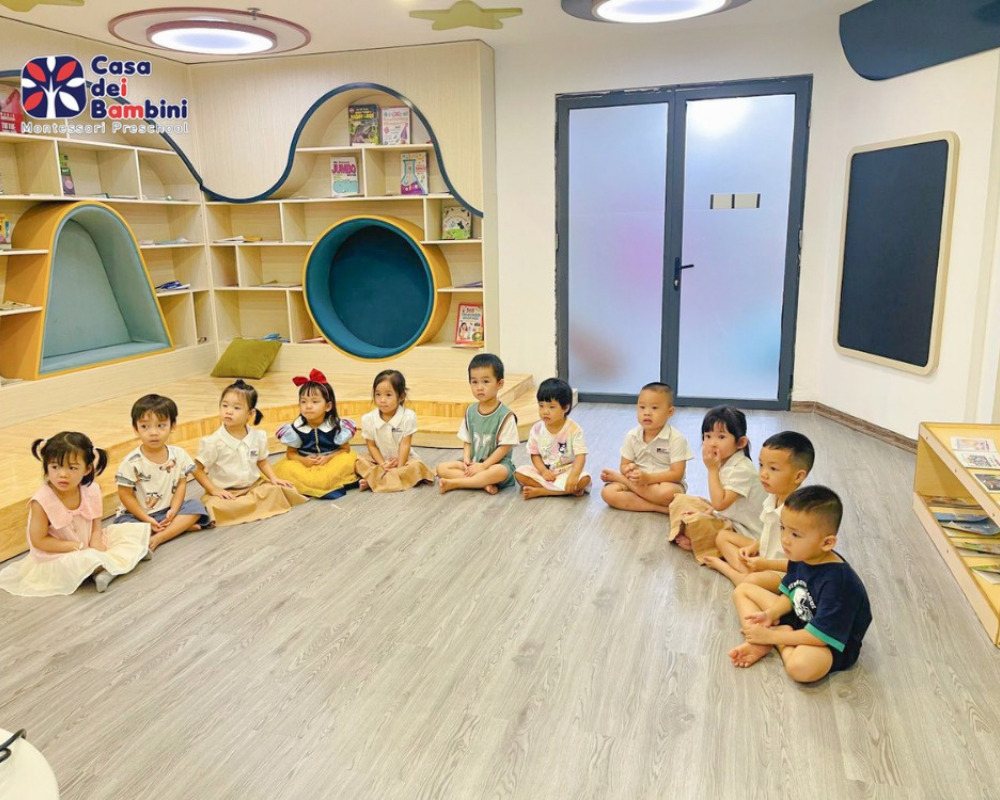 Góc đọc sách, kể chuyện của cô và bé trường Casa Dei Bambini