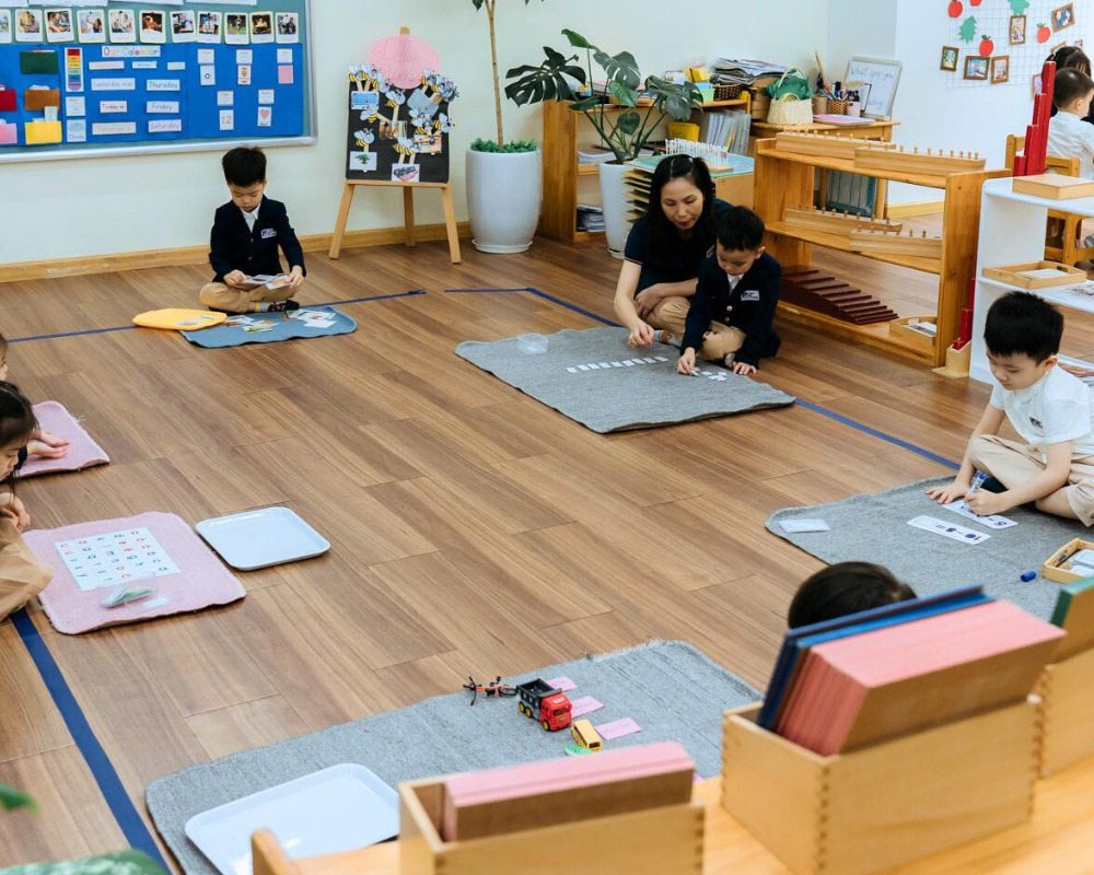 Góc thực hành khoa học cho bé với thảm lót và dụng cụ cần thiết