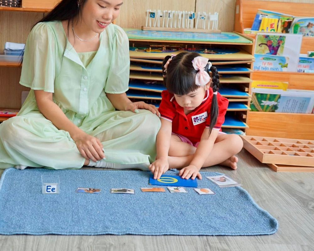 Trang trí góc thực hành cho bé với thảm, tranh và đồ dùng 
