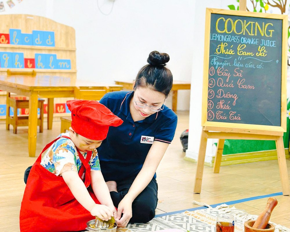 Trang trí góc nấu ăn cho bé với bảng menu và dụng cụ nấu