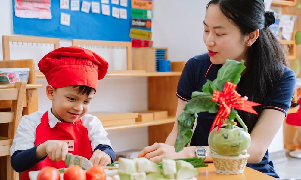 Bé thực hành cắt rau củ