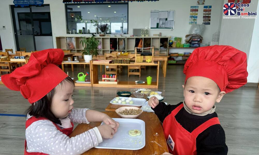 Bé thực hành làm bánh tại góc thực hành cuộc sống