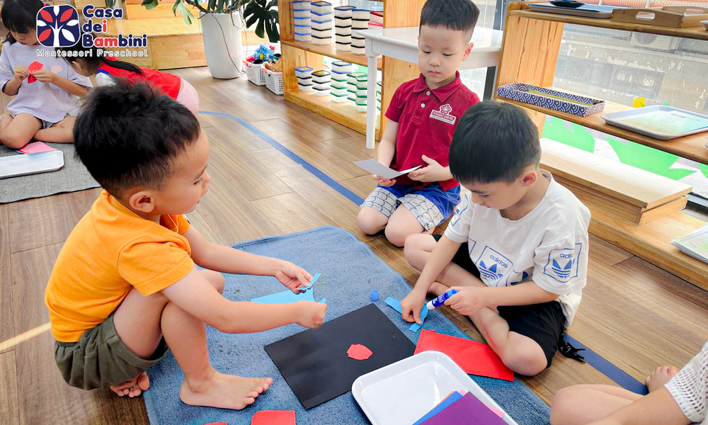 Bé thực hành cắt dán tranh