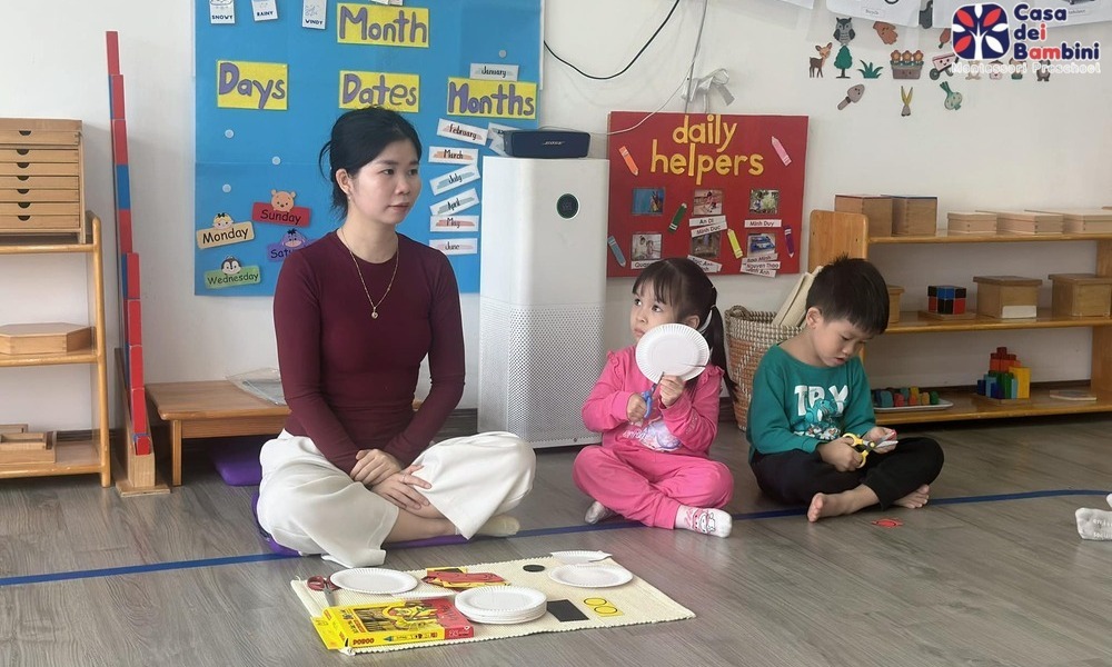 Trẻ nghe cô giáo giảng bài trong giờ thực hành sáng tạo