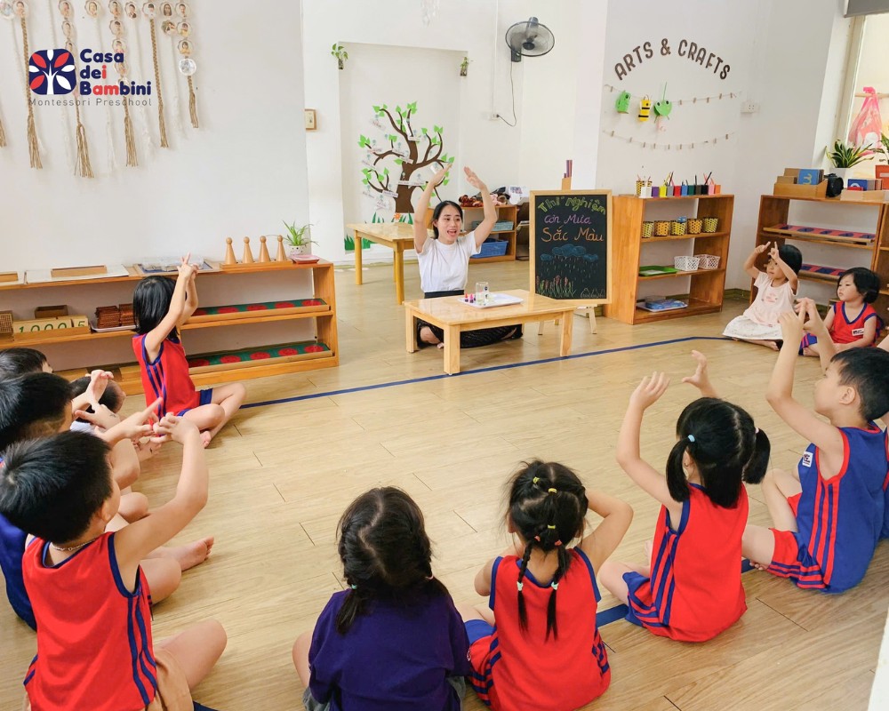Bảng so sánh phương pháp Montessori và Reggio Emilia