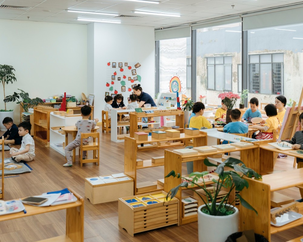 Nên cho con học phương pháp Montessori hay Reggio Emilia thì tốt hơn?