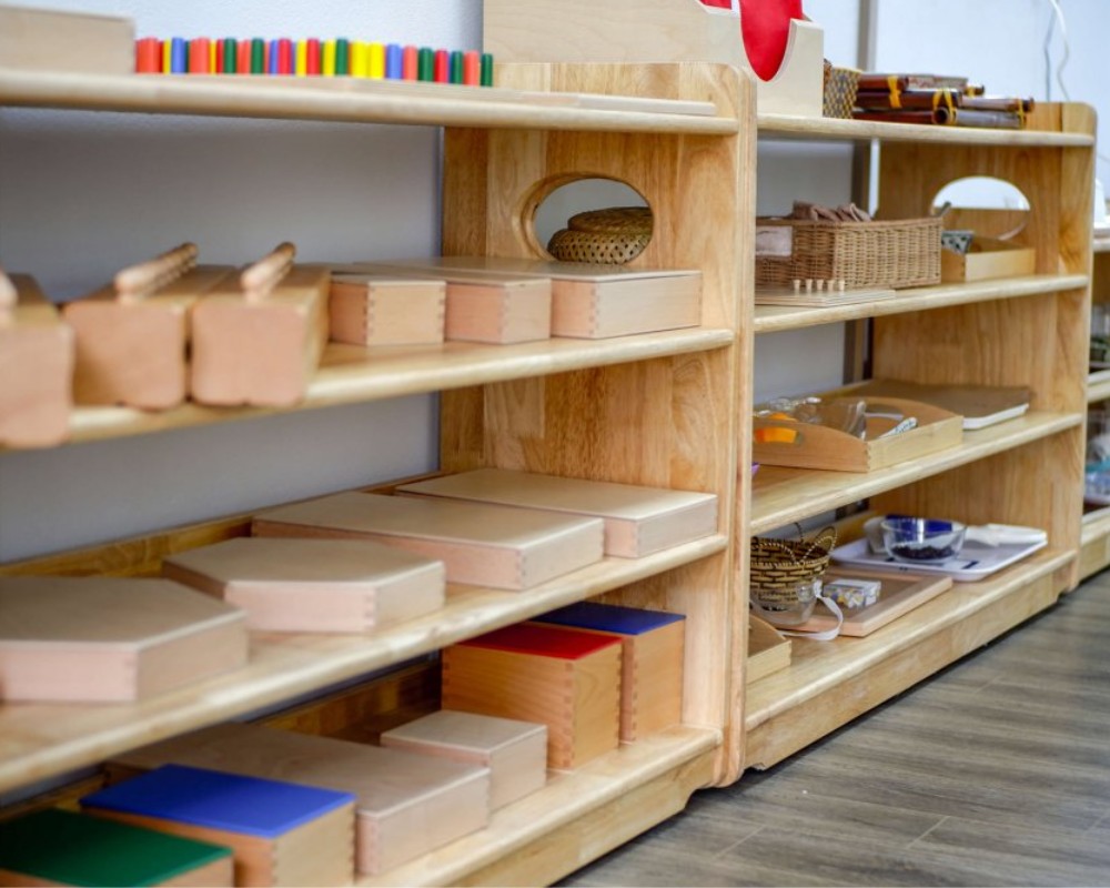 Các khu vực nào cần trang trí trong lớp học Montessori?